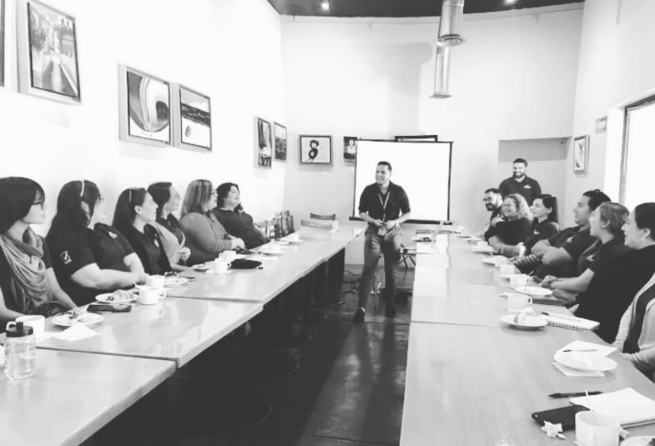 Ulises Rivera facilitando una capacitación en una empresa